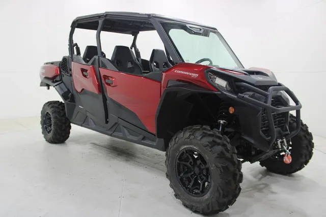 2025 Can-Am® Commander MAX XT 700 — front three-quarter view