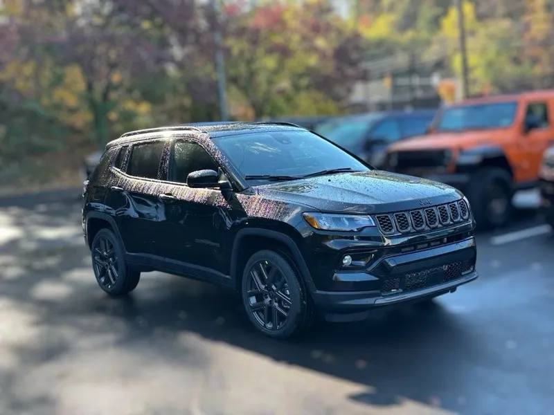 2026 Jeep Compass COMPASS LIMITED ALTITUDE 4X4 in Diamond Black Crystal Pearl-Coat Exterior Paint — front three-quarter view