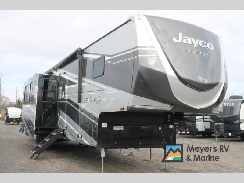 2026 Jayco Seismic 395 — front three-quarter view