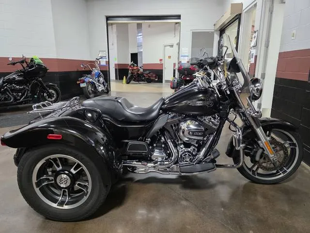 2016 Harley-Davidson® FLRT - Freewheeler® — front three-quarter view