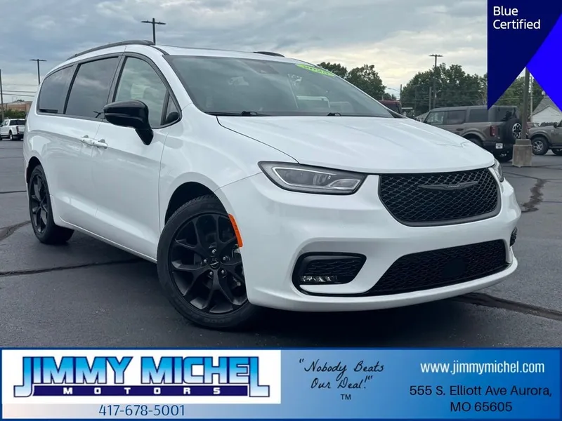 2025 Chrysler Pacifica Limited in Bright White Clearcoat — front three-quarter view
