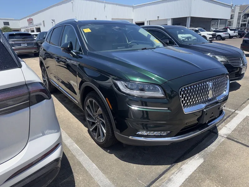 2021 Lincoln Nautilus Reserve in Green — front three-quarter view