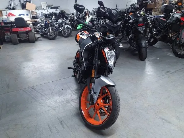 2023 KTM 200 Duke — front three-quarter view