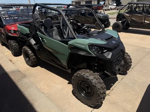 2026 Can-Am® Commander DPS 700 — front three-quarter view