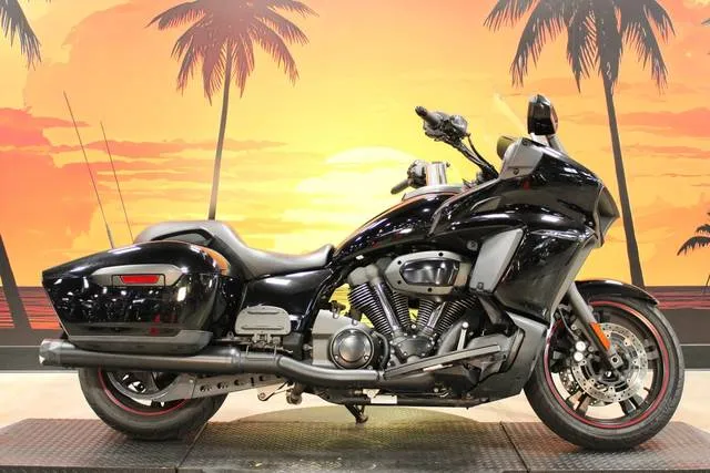 2018 Yamaha Star Eluder — front three-quarter view