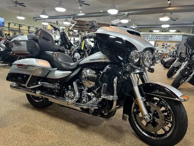 2015 Harley-Davidson® FLHTK - Ultra Limited — front three-quarter view