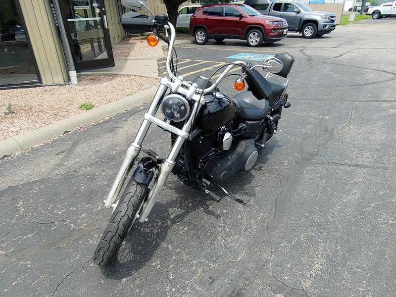 2011 HARLEY-DAVIDSON STREETBOB Base in Black — front three-quarter view