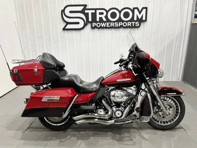 2011 Harley-Davidson® FLHTK - Electra Glide® Ultra Limited — front three-quarter view