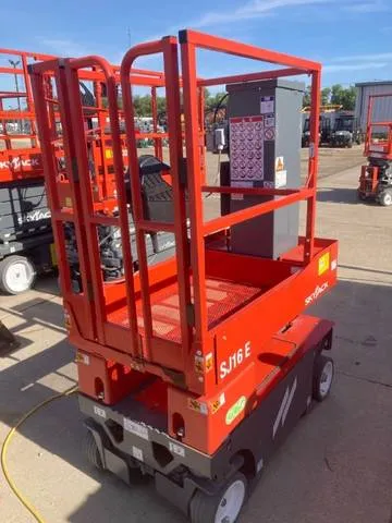 2022 Skyjack™ SJ16E — front three-quarter view