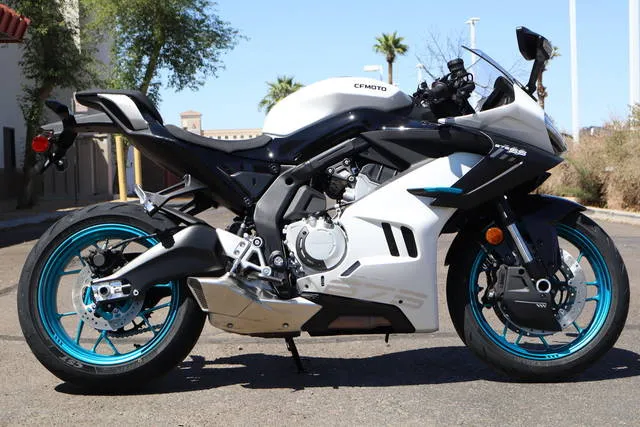2026 CFMOTO 675SS — front three-quarter view