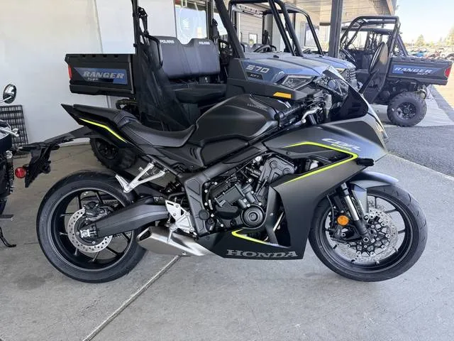 2026 Honda® CBR650R E-Clutch — front three-quarter view