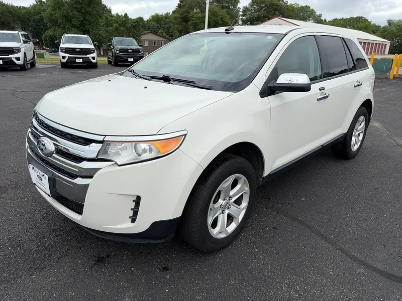 2013 Ford Edge SE AWD in White Suede — front three-quarter view