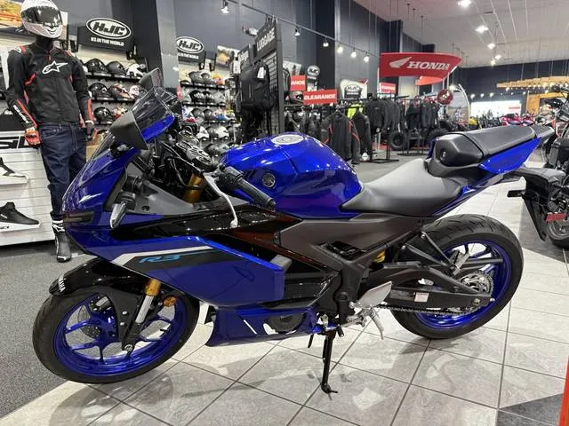 2025 Yamaha YZF-R3 — front three-quarter view