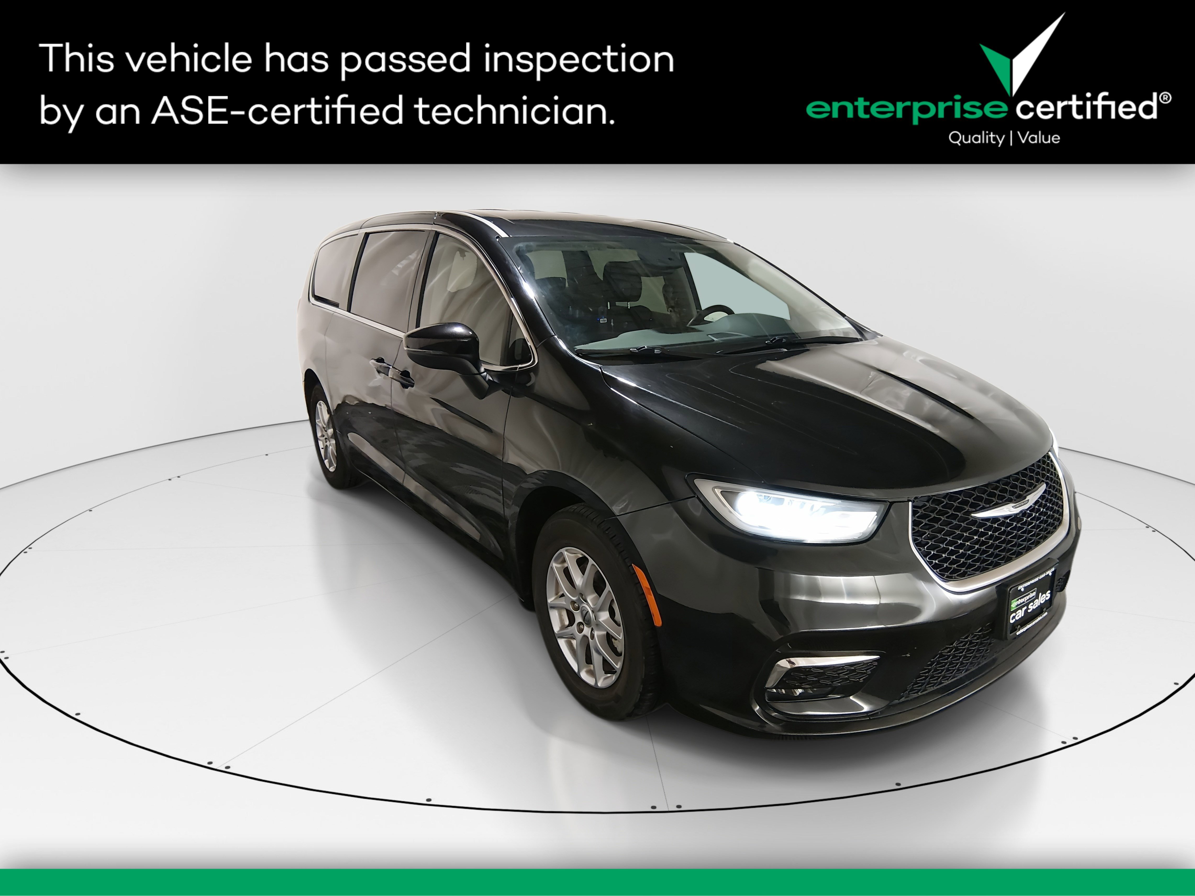 2023 Chrysler Pacifica Touring L FWD — front three-quarter view