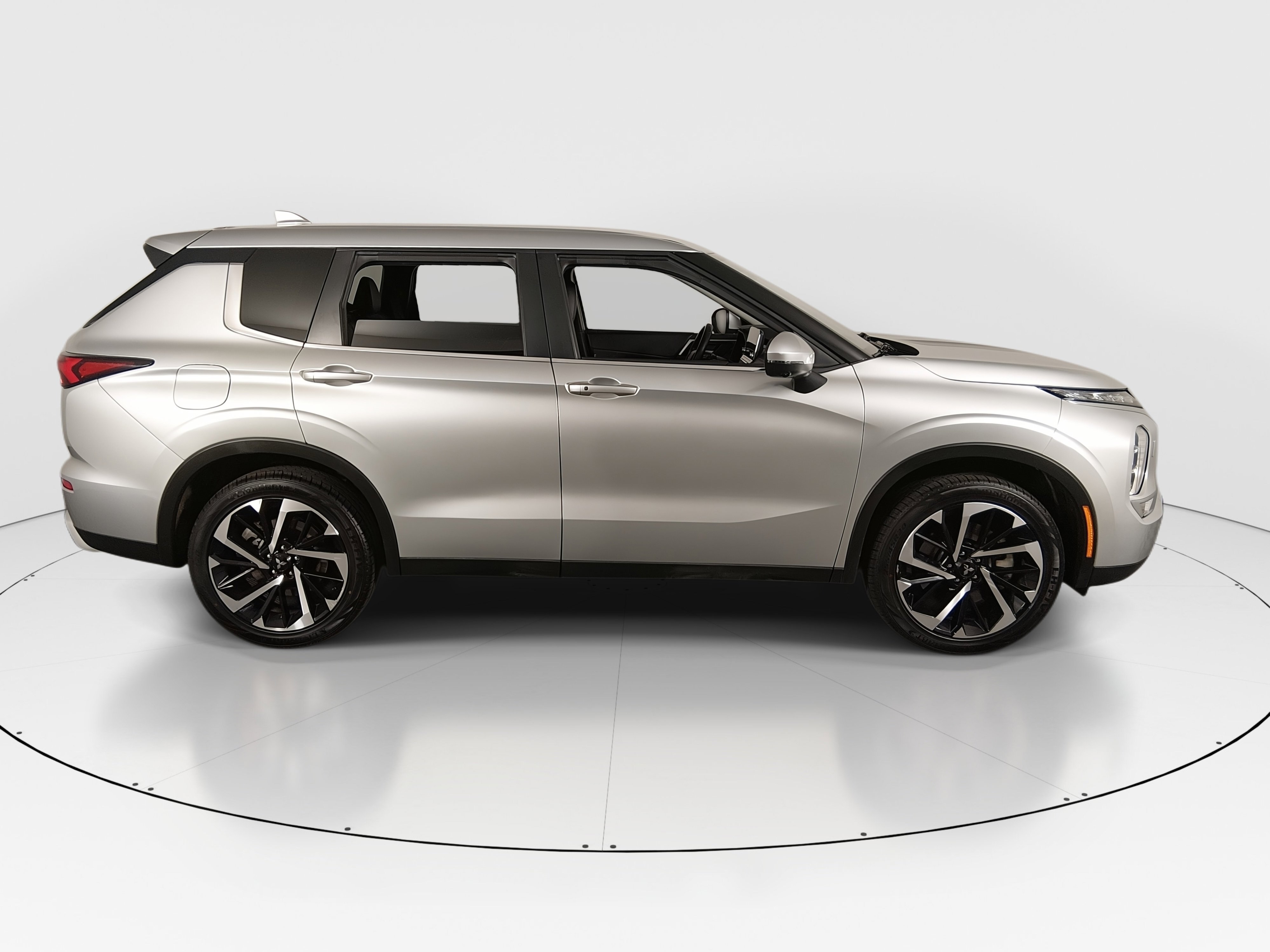 2024 Mitsubishi Outlander — photo 8 view