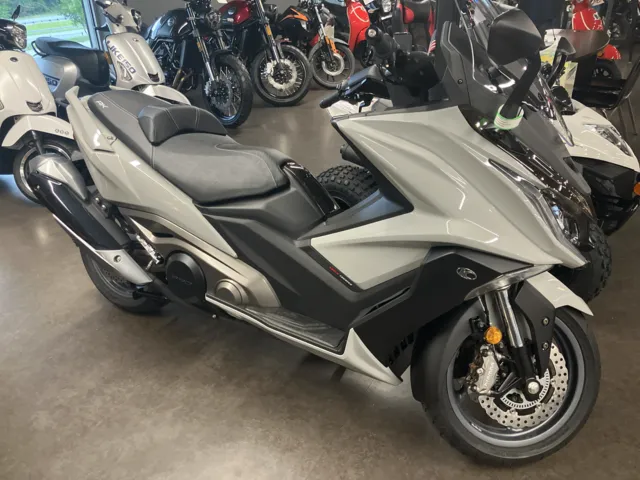 2025 KYMCO AK550i ABS — front three-quarter view