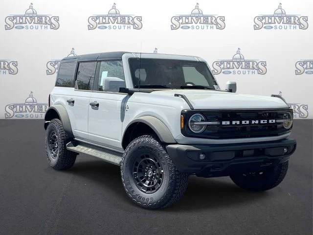 2026 Ford Bronco Outer Banks in White — front three-quarter view