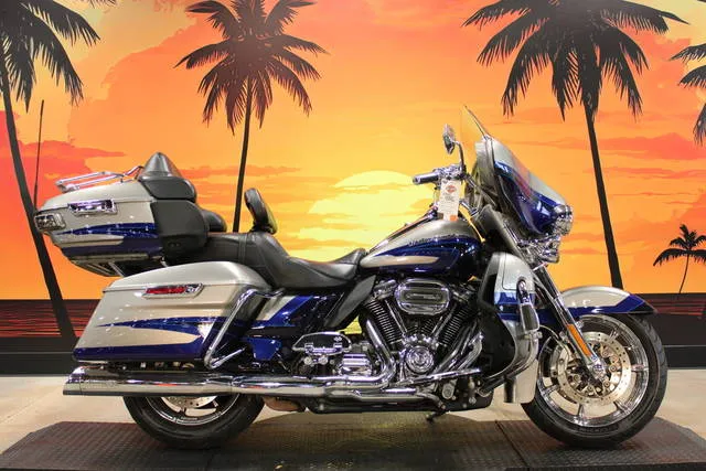 2017 Harley-Davidson® FLHTKSE - CVO™ Limited — front three-quarter view