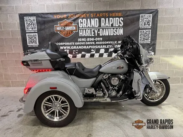 2024 Harley-Davidson® FLHTCUTG - Tri Glide® Ultra — front three-quarter view