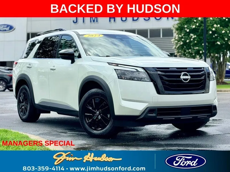 2024 Nissan Pathfinder SV 3RD ROW SEATING in Glacier White — front three-quarter view