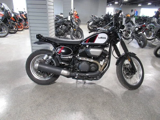 2017 Yamaha SCR950 — front three-quarter view