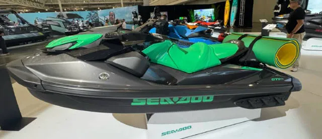 2026 Sea-Doo GTI 170 SE-Eclipse Black/Laguna Green — front three-quarter view
