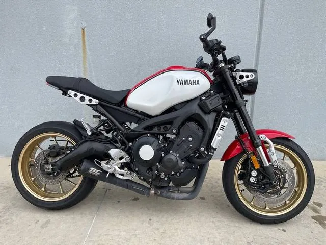 2020 Yamaha XSR900 — front three-quarter view