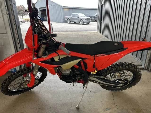 2023 Beta 390 RR-S — front three-quarter view