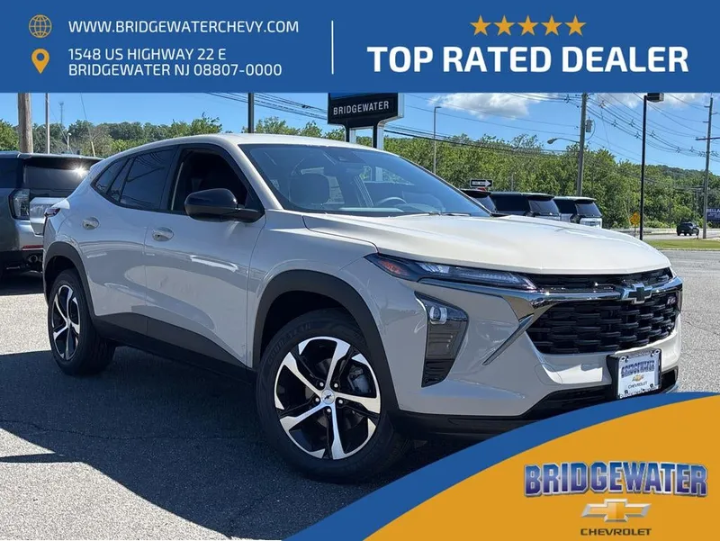 2026 Chevrolet Trax 1RS in White Sands — front three-quarter view