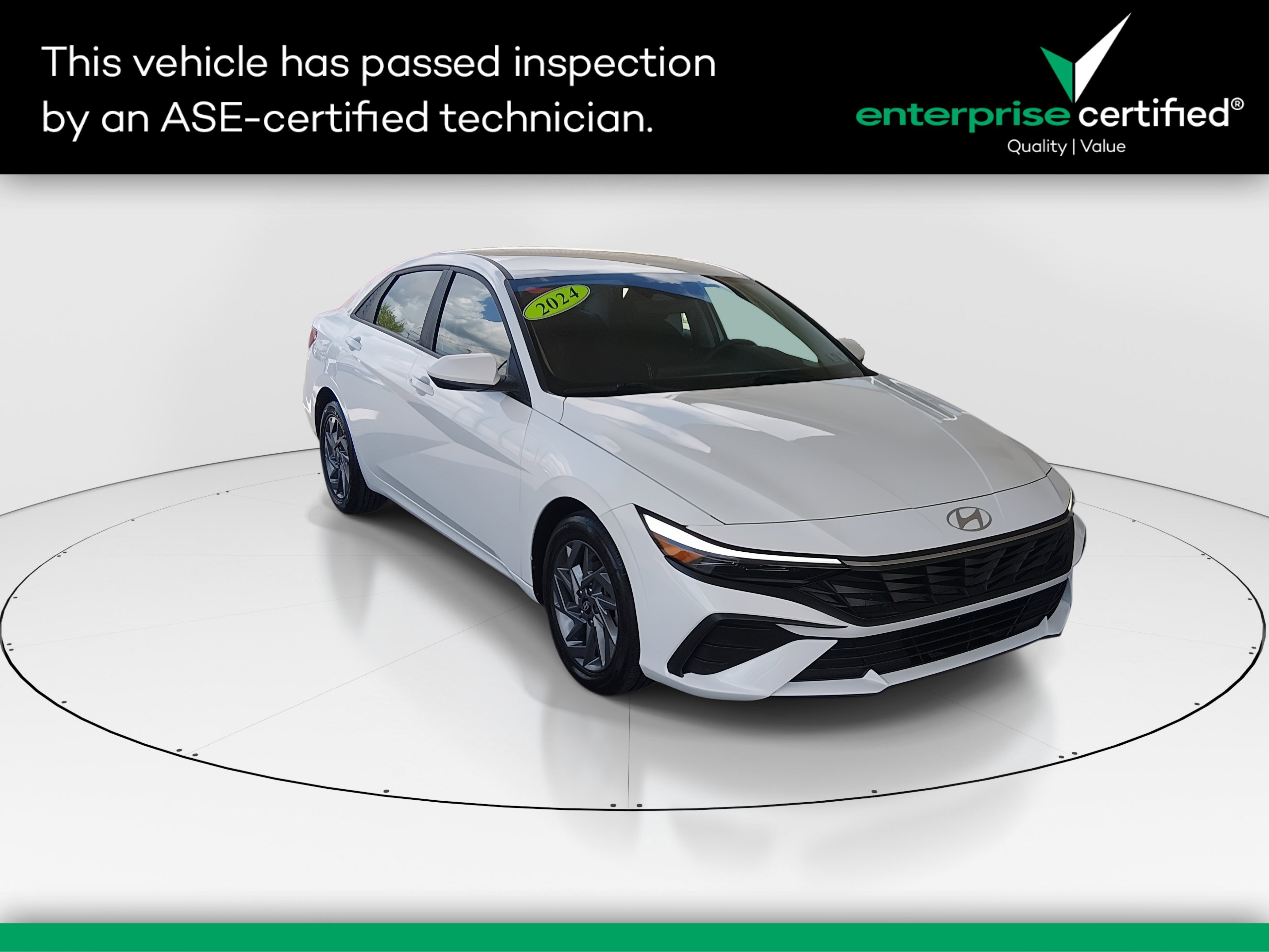 2024 Hyundai Elantra SEL IVT — front three-quarter view