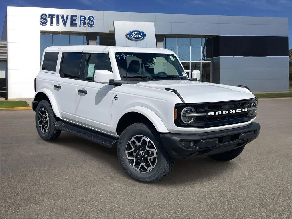 2026 Ford Bronco Outer Banks in Oxford White — front three-quarter view