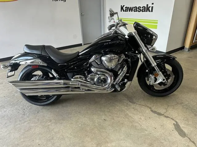 2025 Suzuki Boulevard M109R — front three-quarter view