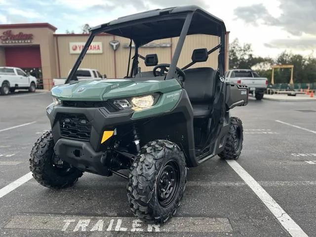 2026 Can-Am® Defender HD7 — front three-quarter view
