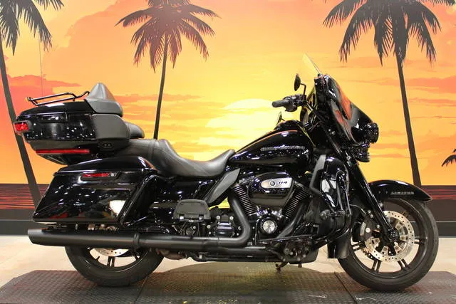 2021 Harley-Davidson® FLHTK - Ultra Limited — front three-quarter view