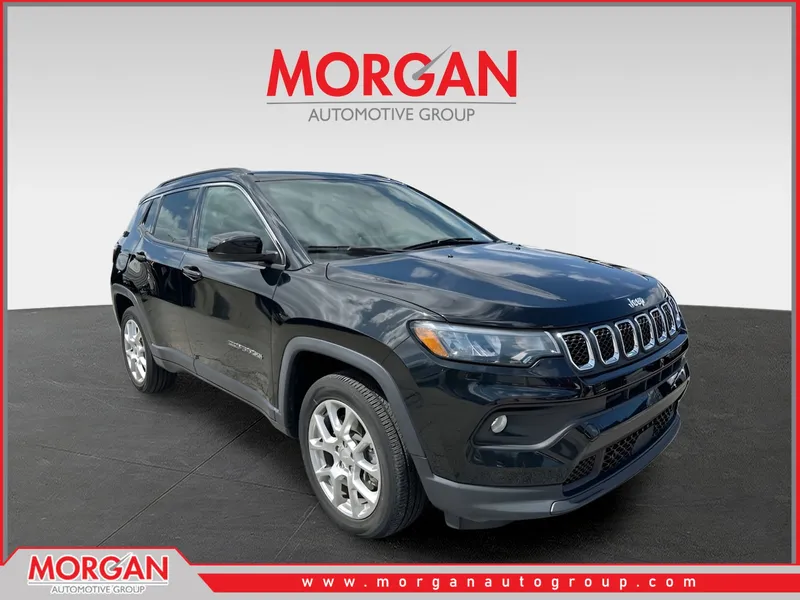 2023 Jeep Compass Latitude Lux in Diamond Black Crystal Pearlcoat — front three-quarter view