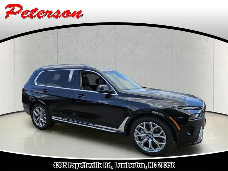2025 BMW X7 xDrive40i in Black Sapphire Metallic — front three-quarter view