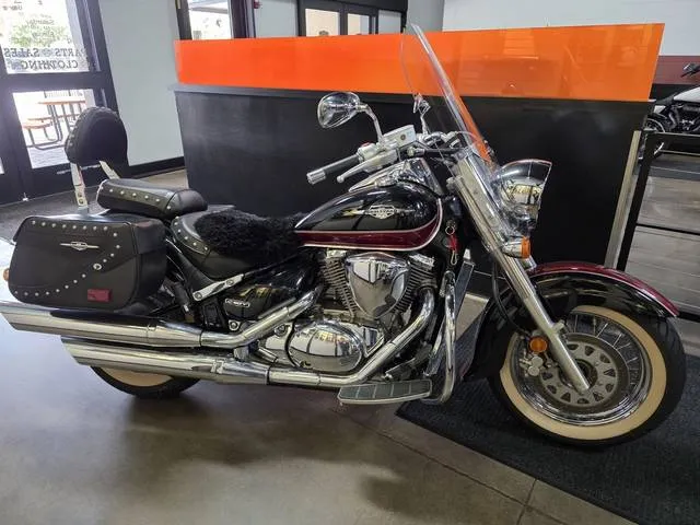 2013 Suzuki VL800 — front three-quarter view