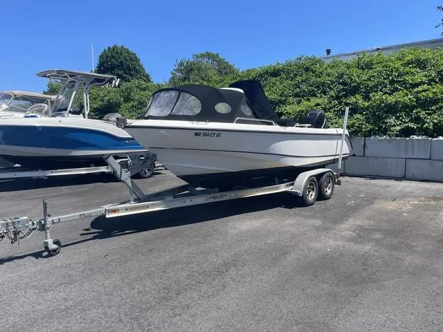 2006 Boston Whaler 210 OUTRAGE — front three-quarter view