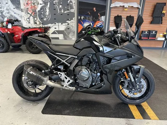 2025 Suzuki GSX-8R — front three-quarter view