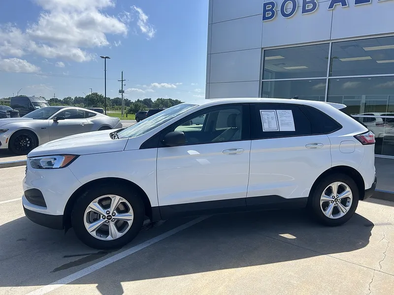 2024 Ford Edge SE in Oxford White — front three-quarter view