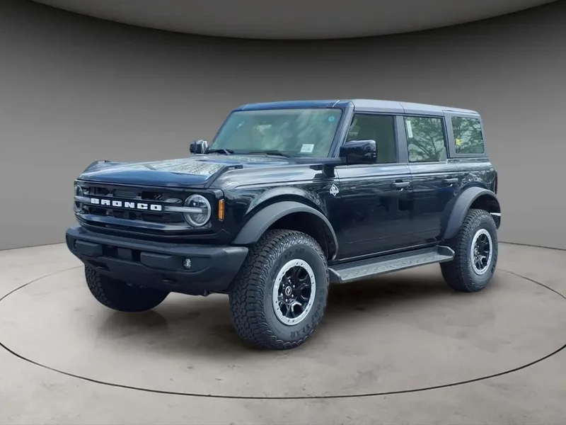 2026 Ford Bronco Outer Banks in Shadow Black — front three-quarter view