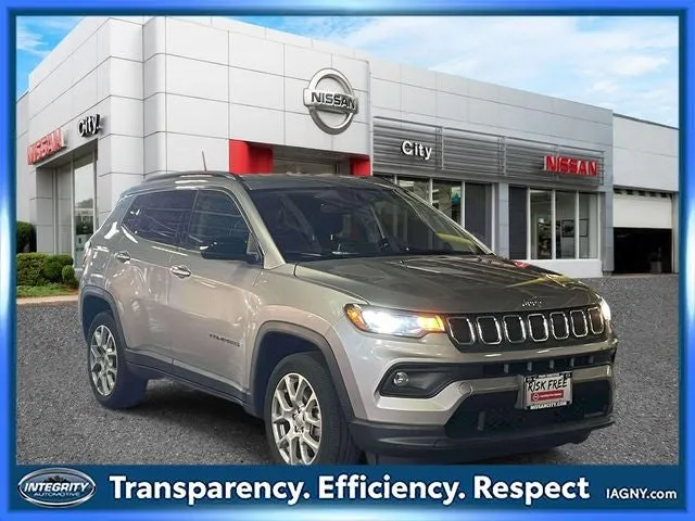 2022 Jeep Compass Latitude Lux in Billet Silver Metallic Clearcoat — front three-quarter view