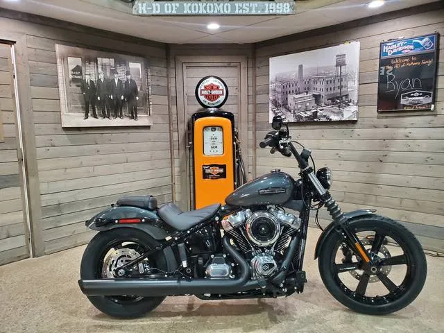 2025 Harley-Davidson® FXBB - Street Bob® — front three-quarter view