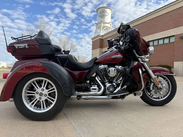 2016 Harley-Davidson® FLHTCUTG - Tri Glide® Ultra — front three-quarter view