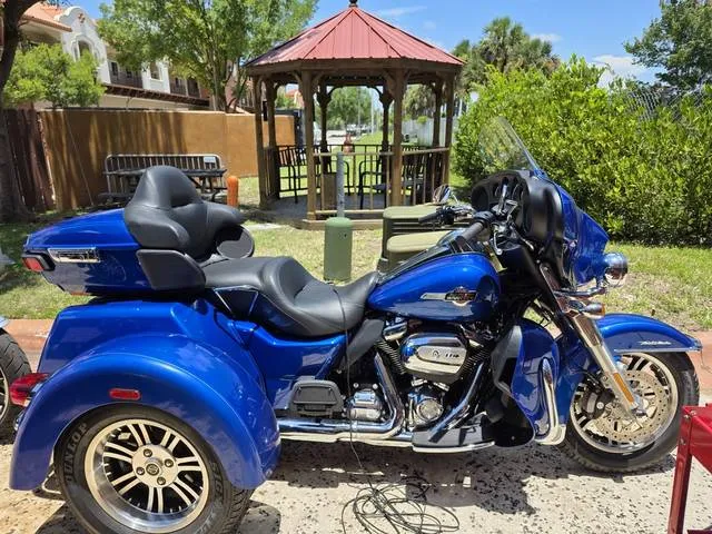 2024 Harley-Davidson® FLHTCUTG - Tri Glide® Ultra — front three-quarter view