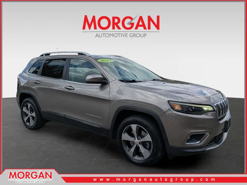 2019 Jeep Cherokee Limited in Light Brownstone Pearlcoat — front three-quarter view