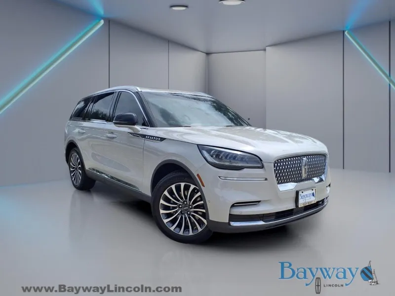 2023 Lincoln Aviator Reserve in Pearl Metallic — front three-quarter view
