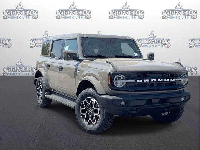 2026 Ford Bronco Outer Banks in Gray — front three-quarter view