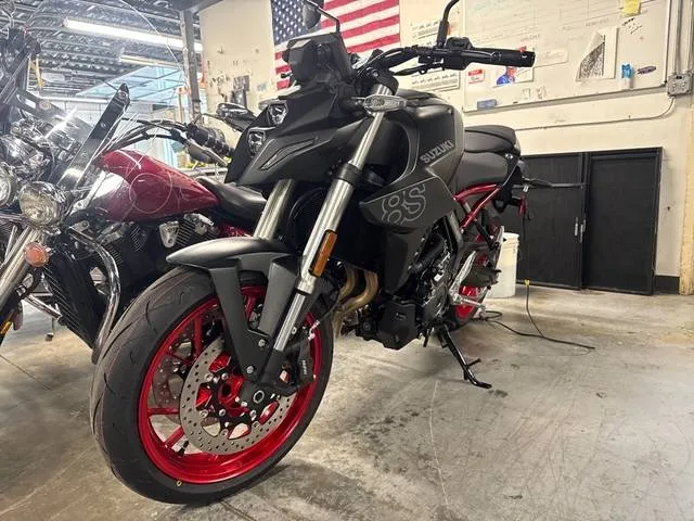 2025 Suzuki GSX 800R — front three-quarter view