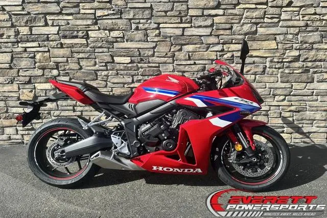 2026 Honda® CBR650R E-Clutch — front three-quarter view